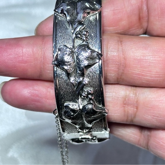 Whiting & Davis Silver tone Bangle Bracelet with Floral Grapevine Hinged  4363 - Picture 6 of 10